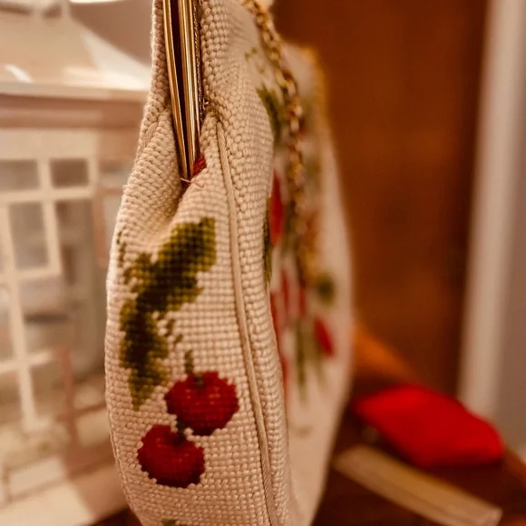 Embroidered Floral Chain Strap Bag - Picture 5 of 8